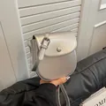 Mini borsa a sella argento metallizzato con tracolla regolabile e chiusura a scatto - Argento