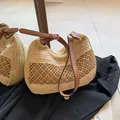 Borsa a sella in paglia beige con trafori e tracolla regolabile in pelle marrone - Bianco Sporco