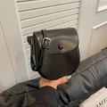 Borsa a sella classica in pelle nera opaca con tracolla regolabile e fibbia in metallo - Nero