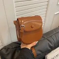 Borsa a sella vintage marrone in pelle sintetica lucida con tracolla regolabile - Marrone