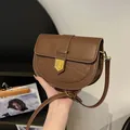 Sacoche marron avec motif crocodile et boucle dorée sur fond de magazine vintage - Marron
