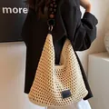 Beige gehäkelte Strandtasche mit dunklen Holzperlen-Schulterriemen und Leder-Patch - L Schwarz