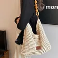 Beige gehäkelte Strandtasche mit großen Holzperlen-Riemen für einen Boho-Look - Große Größe Braun