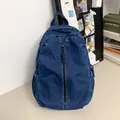 Zaino minimalista in denim blu scuro con cerniera verticale centrale e cuciture bianche - Blu scuro