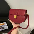Sacoche selle bordeaux vintage en cuir gaufré crocodile avec fermoir doré - Bordeaux