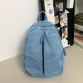 Zaino in denim azzurro con cerniera verticale e tirante intrecciato viola di stile - Azzurro