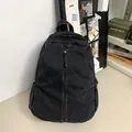 Zaino minimalista in denim nero lavato con cerniera verticale e cuciture a contrasto - Nero