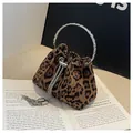 Nahaufnahme der Leoparden-Beuteltasche mit silbernem Metallringgriff und Kettenquasten - Einheitsgröße / Braun