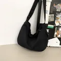 Schwarze Canvas-Umhängetasche mit verstellbarem Riemen im lässigen Hobo-Stil - Schwarz