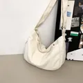 Große beige Canvas-Umhängetasche mit breitem Schultergurt im minimalistischen Stil - Weiß