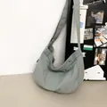 Minimalistische Segeltuchtasche in Bohnengrün mit verstellbarem Riemen und Druckknopf - Grau