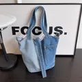 Borsa a secchiello in denim bicolore patchwork con cuciture a contrasto e tracolla - Stile Denim Patchwork / Azzurro