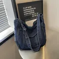 Sac cabas en jean bleu foncé avec bords effilochés et coutures contrastées tendance - Bleu foncé