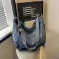 Grand sac à épaule minimaliste en denim bleu avec bandoulière réglable et bords effilochés - Bleu clair