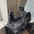 Sac fourre-tout en denim délavé gris foncé avec détails vintage et poches latérales - Noir