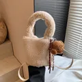 Beige Lammwolle Beuteltasche mit süßem Hundeanhänger und Webseil-Dekor - Khaki