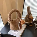 Braune Teddy-Fleece Eimertasche mit Bärenanhänger und dickem Griff für den Winter - Braun