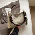 Borsa verde chiaro con ricami floreali dorati e manici circolari in perline di legno - Blu