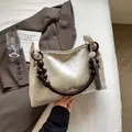 Borsa in raso champagne con ricami floreali, perline di legno e nappa grigia - Argento