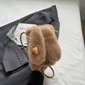 Borsa a tracolla marrone in peluche con orecchie di coniglio e carota - Cachi