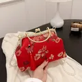 Rote chinesische Stickerei Handtasche mit Goldblumen, Perlenkette und Quasten - Rot