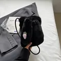 Borsa a tracolla nera in ecopelliccia con orecchie di coniglio e ricamo a fragola - Nero