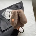 Simpatica borsa a tracolla con coniglio di peluche marrone e toppa a forma di carota - caffè