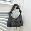 Borsa a tracolla imbottita grigio scuro con tasca anteriore dotata di coulisse - Grigio