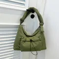 Borsa a tracolla imbottita verde oliva con tasca frontale con coulisse e tracolla larga - Verde