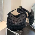 Schwarze gesteppte Cloud-Schultertasche aus weichem Nylon mit luftiger Mondform - Schwarz