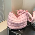 Schicke rosa gesteppte Puffer-Cloud-Tasche mit Strukturstoff und breitem Riemen - Rosa