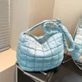 Hellblaue gesteppte Wolkentasche mit breitem Schultergurt in minimalistischem Dekor - Blau