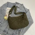 Olijfgroene gewatteerde crossbodytas met verstelbare riem en een pluche hartvormig bedeltje - Groen