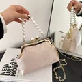 Bolso de satén rosa con bordado de mariposa y elegante asa de perlas - Dorado