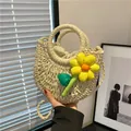 Dettaglio borsa in paglia intrecciata con fiori 3D e fodera interna con coulisse - Fiore Singolo Bianco Sporco
