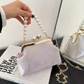 Bolso de satén lavanda con bordado floral y asa de perlas para vestido tradicional - Púrpura