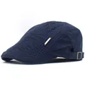 Détail de la casquette plate bleu foncé avec surpiqûres en losanges et boucle en métal - M (56-58cm) / Bleu marine