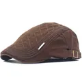 Détail d'une casquette plate marron foncé en coton avec surpiqûres et boucle ajustable - M (56-58cm) / Café