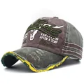 Dettaglio cappellino vintage lavato con bordi sfilacciati e ricamo RockRebel - Regolabile / Verde