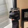 Mini borsa a secchiello in pelle nera con catena d'argento e chiusura in metallo - Nero