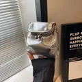 Borsa a tracolla argento metallizzato con chiusura a scatto e catena sottile - Argento