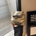 Mini borsa a secchiello dorata metallizzata con catena e chiusura a sfera chic - Oro