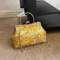 Sac à main jaune brodé avec motif floral et cadre en métal doré et bandoulière - Doré