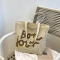 Beige Häkel-Strandtasche mit brauner Bon Jour Stickerei und gewebten Schultergurten - Weiß und Braun