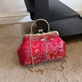 Sac de soirée rouge en satin de soie avec broderie florale et anse dorée en métal - Rouge