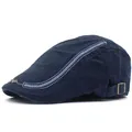 Detalle de gorra de algodón azul oscuro con costuras onduladas y hebilla metálica trasera - Ajustable / Azul marino