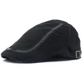 Detalle de gorra plana de algodón negro con costuras grises y emblema metálico plateado - Ajustable / Negro