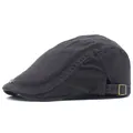 Detalle de la gorra plana gris oscuro con hebilla metálica y costuras decorativas finas - Ajustable / Gris