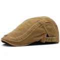 Detalle de gorra plana de sarga caqui con hebilla de bronce ajustable lateral - Ajustable / Caqui
