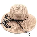 Détail d'un chapeau de soleil en raphia avec broderie Mallorca et élégant ruban noir - M / Rose